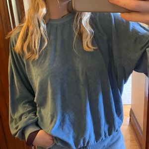 Universal Thread Pullover